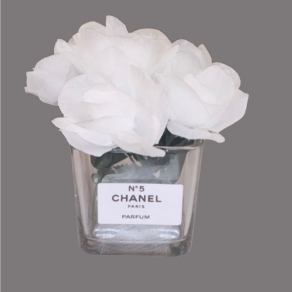 Inspired flower vase ( white roses )
